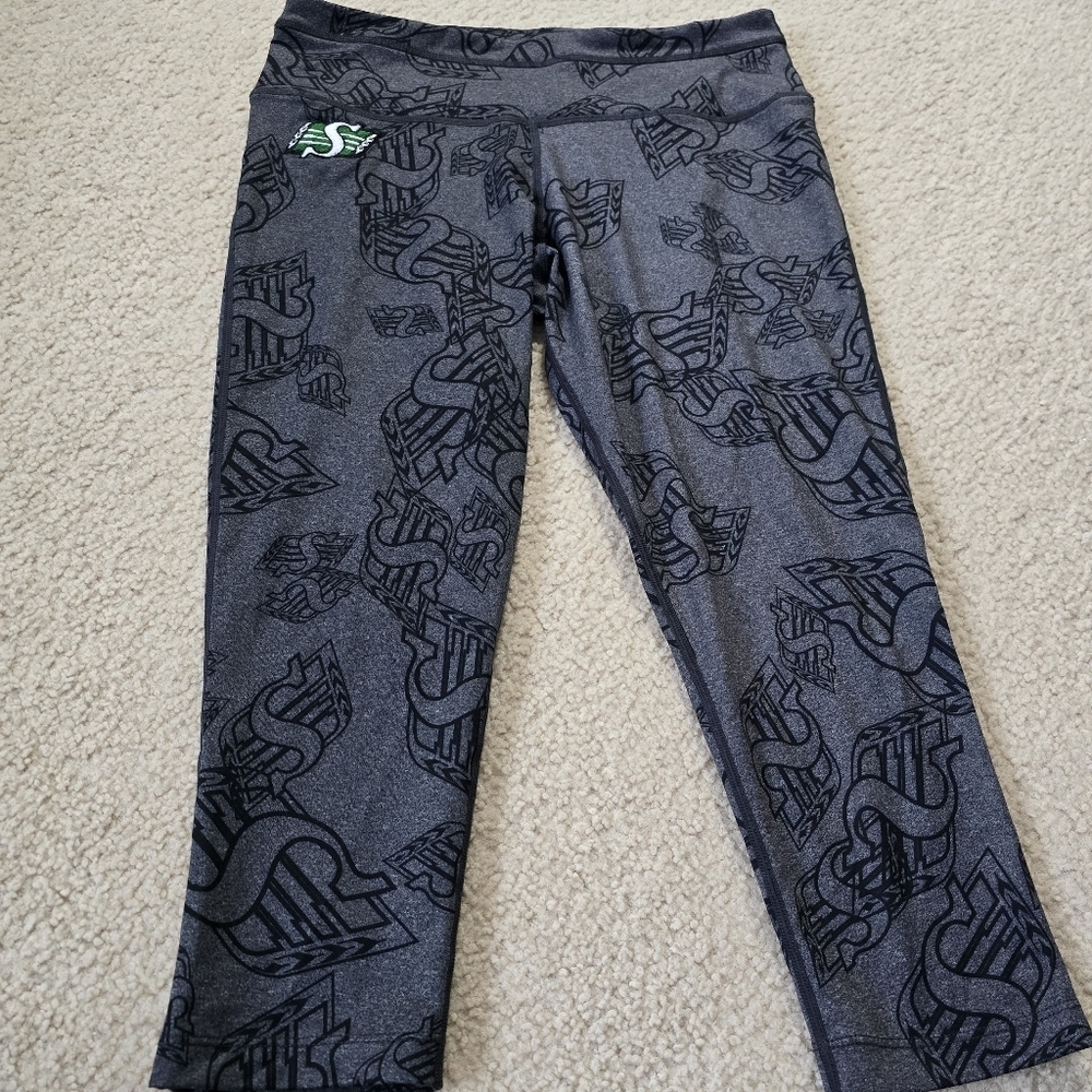 47. Saskatchewan Roughriders 3425 Collection Cropped Athletic Leggings – Medium